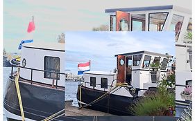 B&B Teddy Prachtig authentiek woonschip uit 1912, 15 minuten van Amsterdam